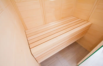 Sauna finlandese classica Regina 18 - Interno della sauna con finiture eleganti in legno di tiglio